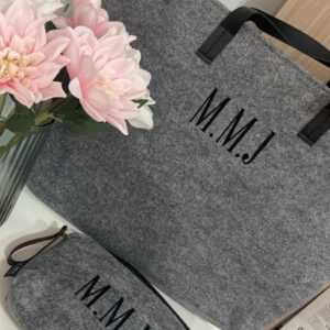 Bolso fieltro con asas de cuero personalizado con inicial
