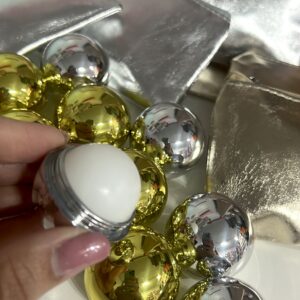 Alternative view of Lote de 15 Bálsamos Labiales + Monedero Metalizado a juego