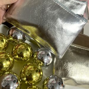 Lote de 30 Bálsamos Labiales + Monedero Metalizado a juego