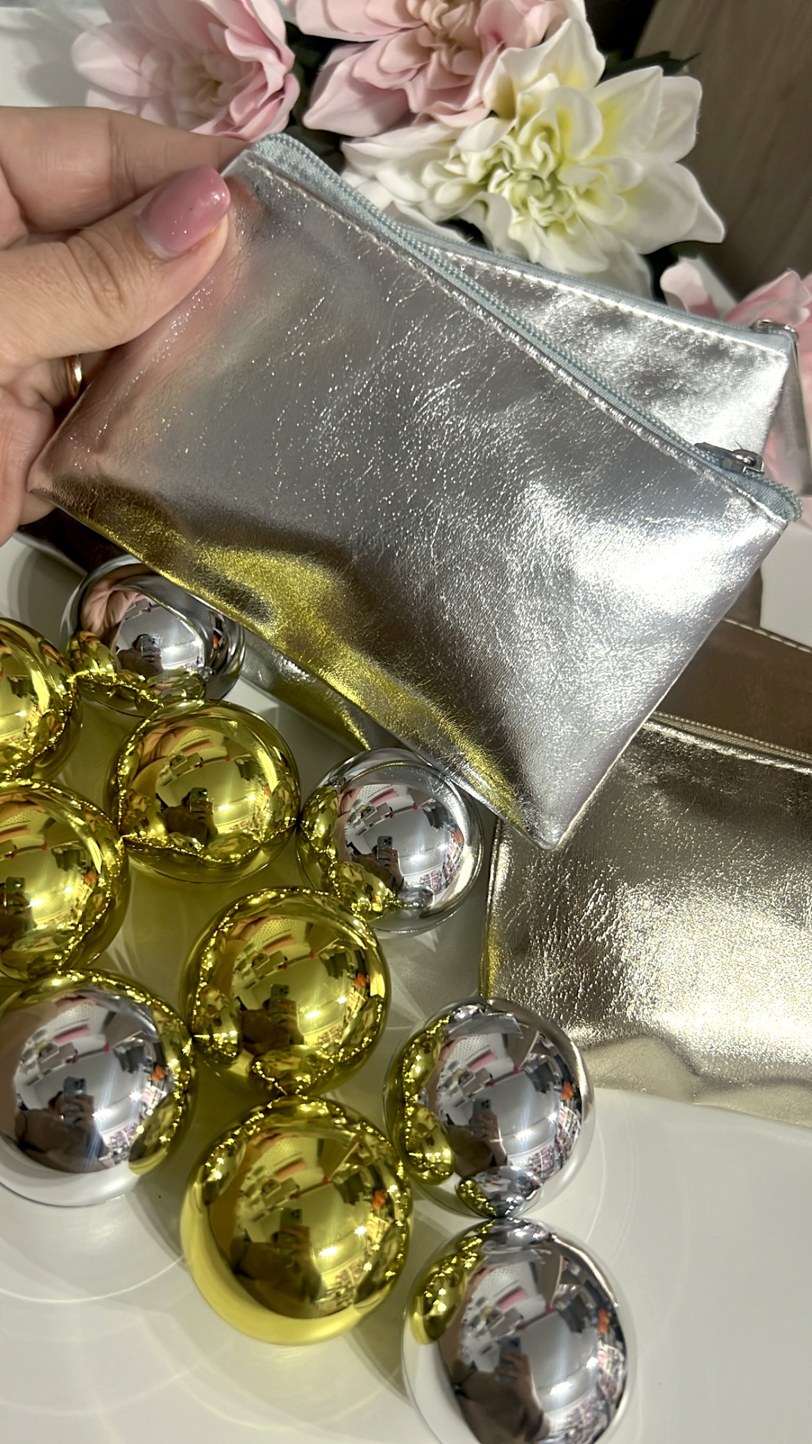 Lote de 15 Bálsamos Labiales + Monedero Metalizado a juego