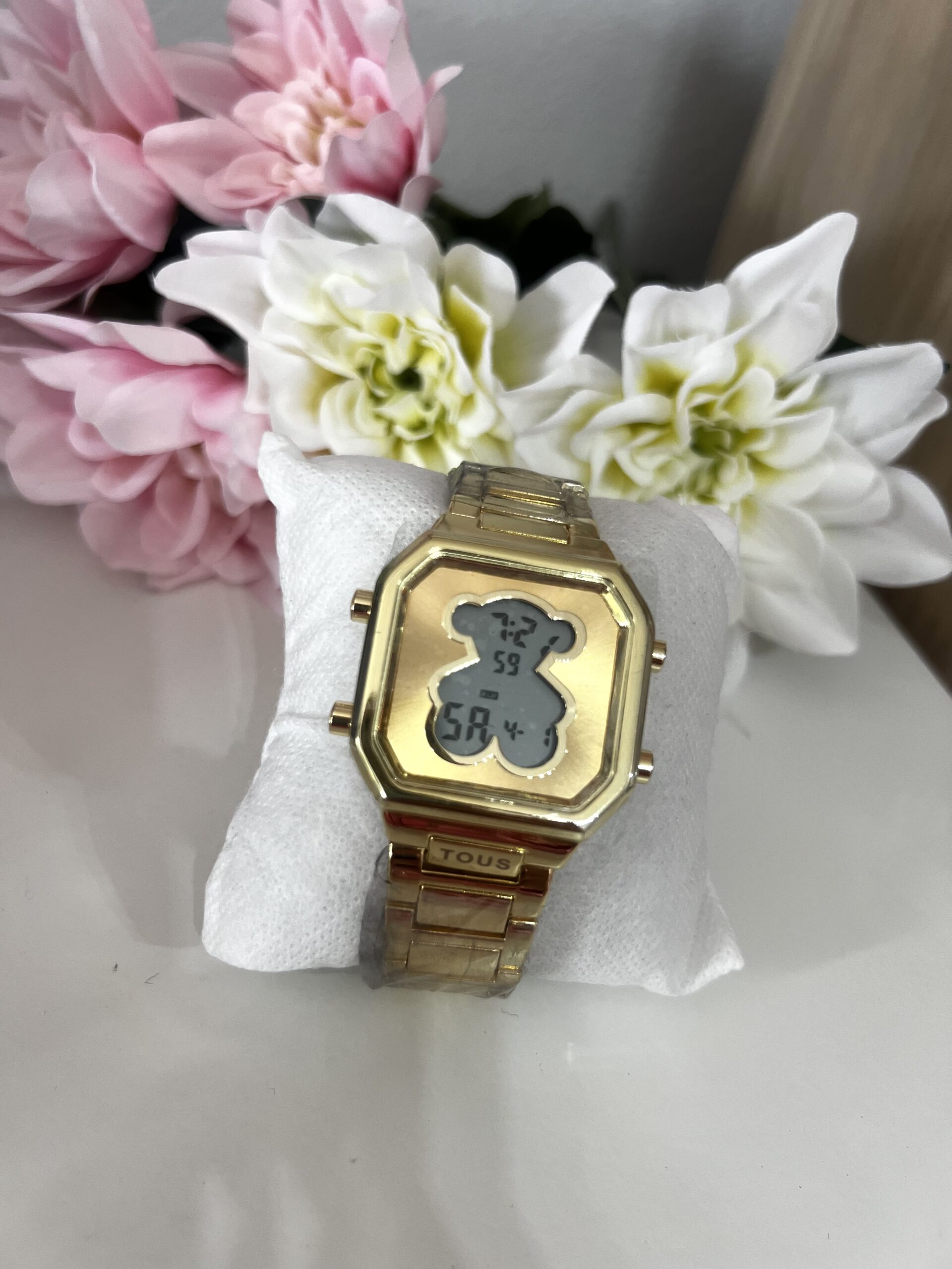 Reloj electrónico Dorado