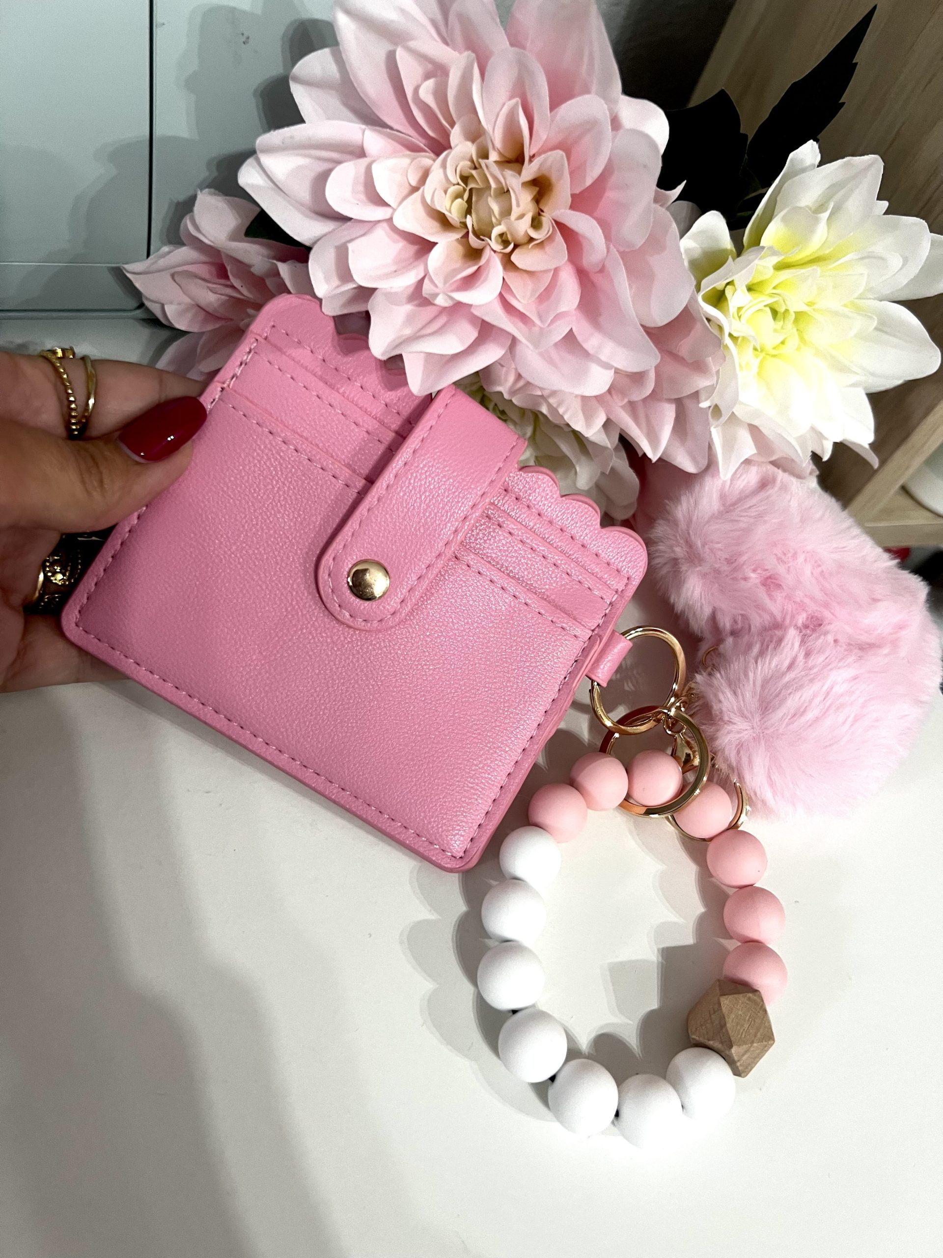 TARJETERO CON PULSERA Y LLAVERO CORAZÓN ROSA
