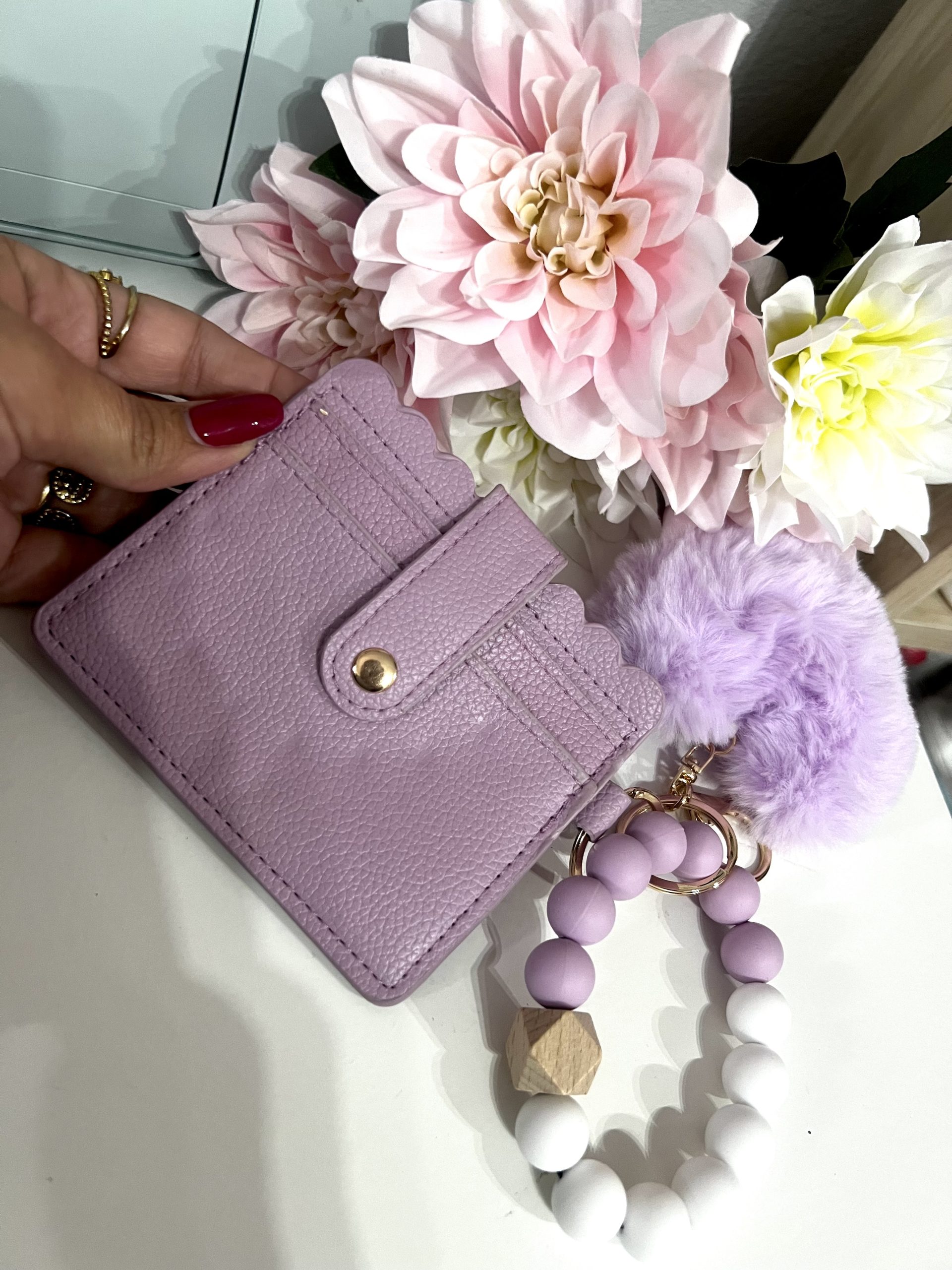 TARJETERO CON PULSERA Y LLAVERO CORAZÓN MORADO