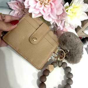 TARJETERO CON PULSERA Y LLAVERO CORAZÓN MARRON