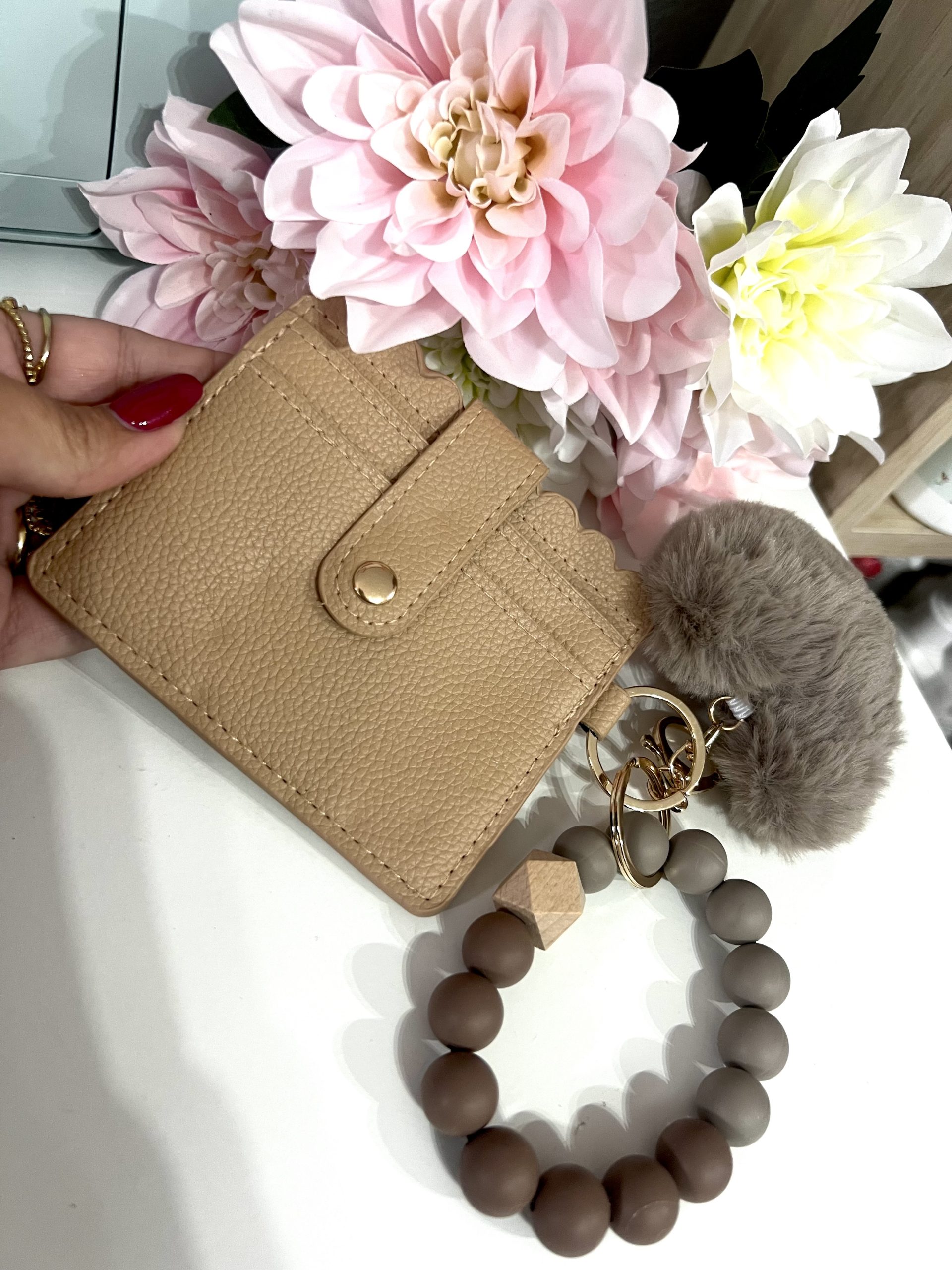 TARJETERO CON PULSERA Y LLAVERO CORAZÓN MARRON