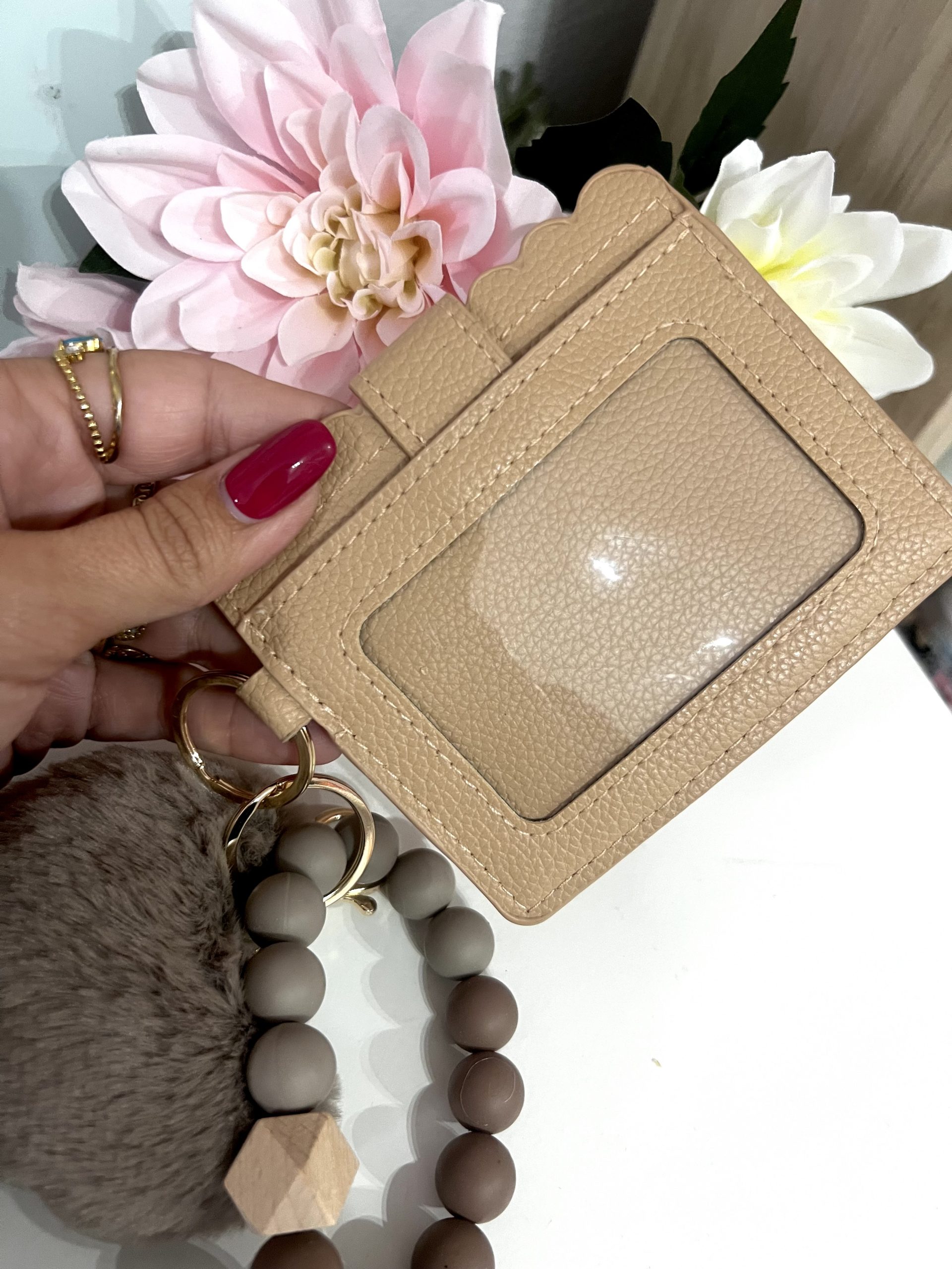 TARJETERO CON PULSERA Y LLAVERO CORAZÓN MARRON - Imagen 2