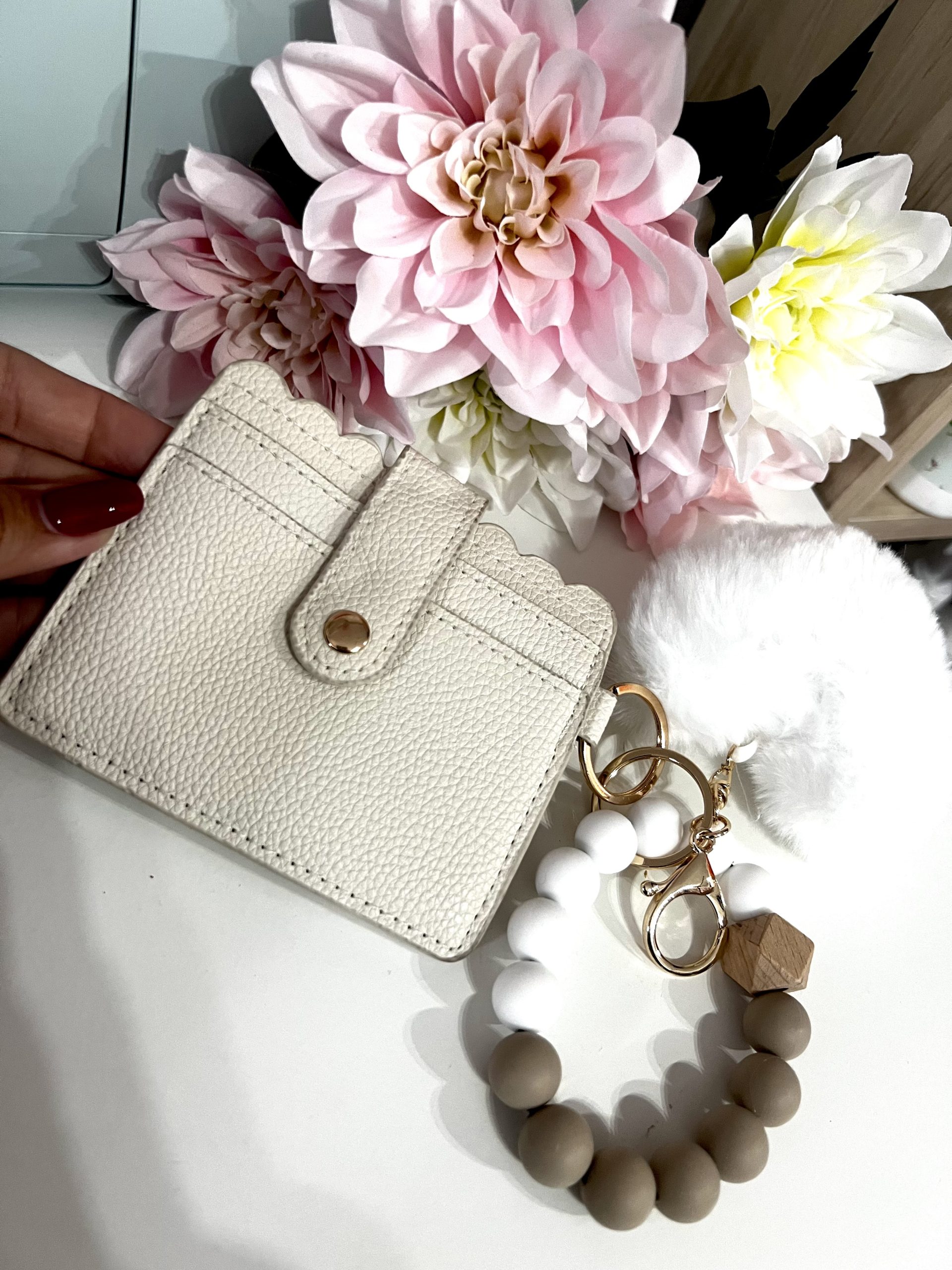 TARJETERO CON PULSERA Y LLAVERO CORAZÓN BEIG