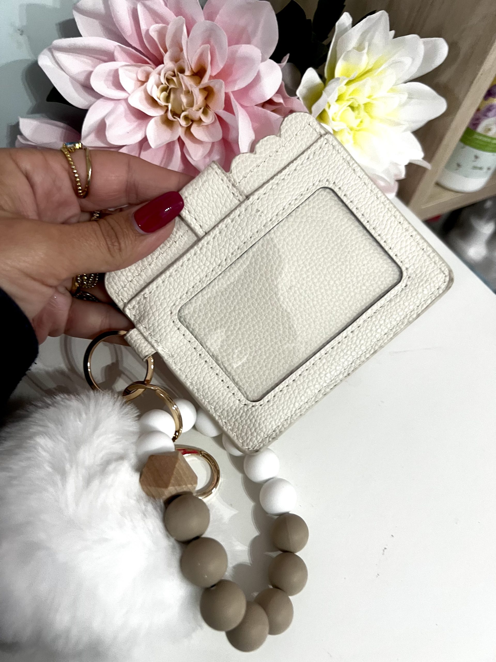 TARJETERO CON PULSERA Y LLAVERO CORAZÓN BEIG - Imagen 2