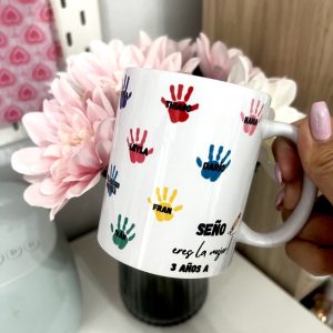 TAZA HUELLAS CLASE COLORES eres la mejor