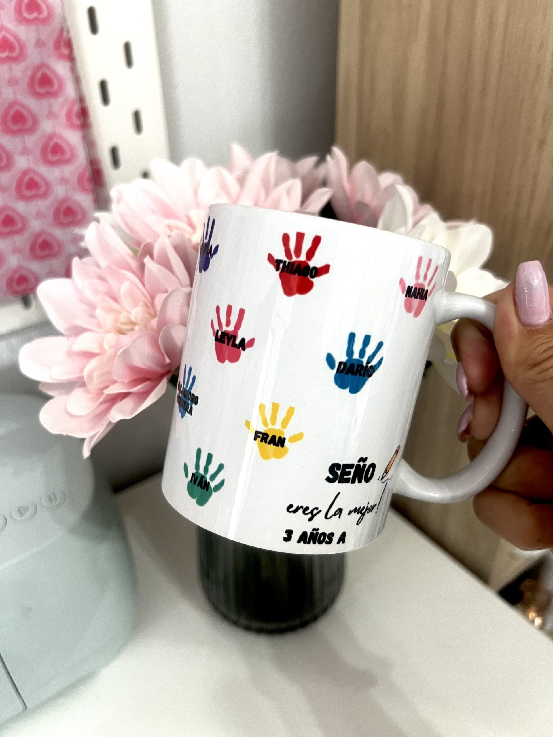 TAZA HUELLAS CLASE COLORES eres la mejor