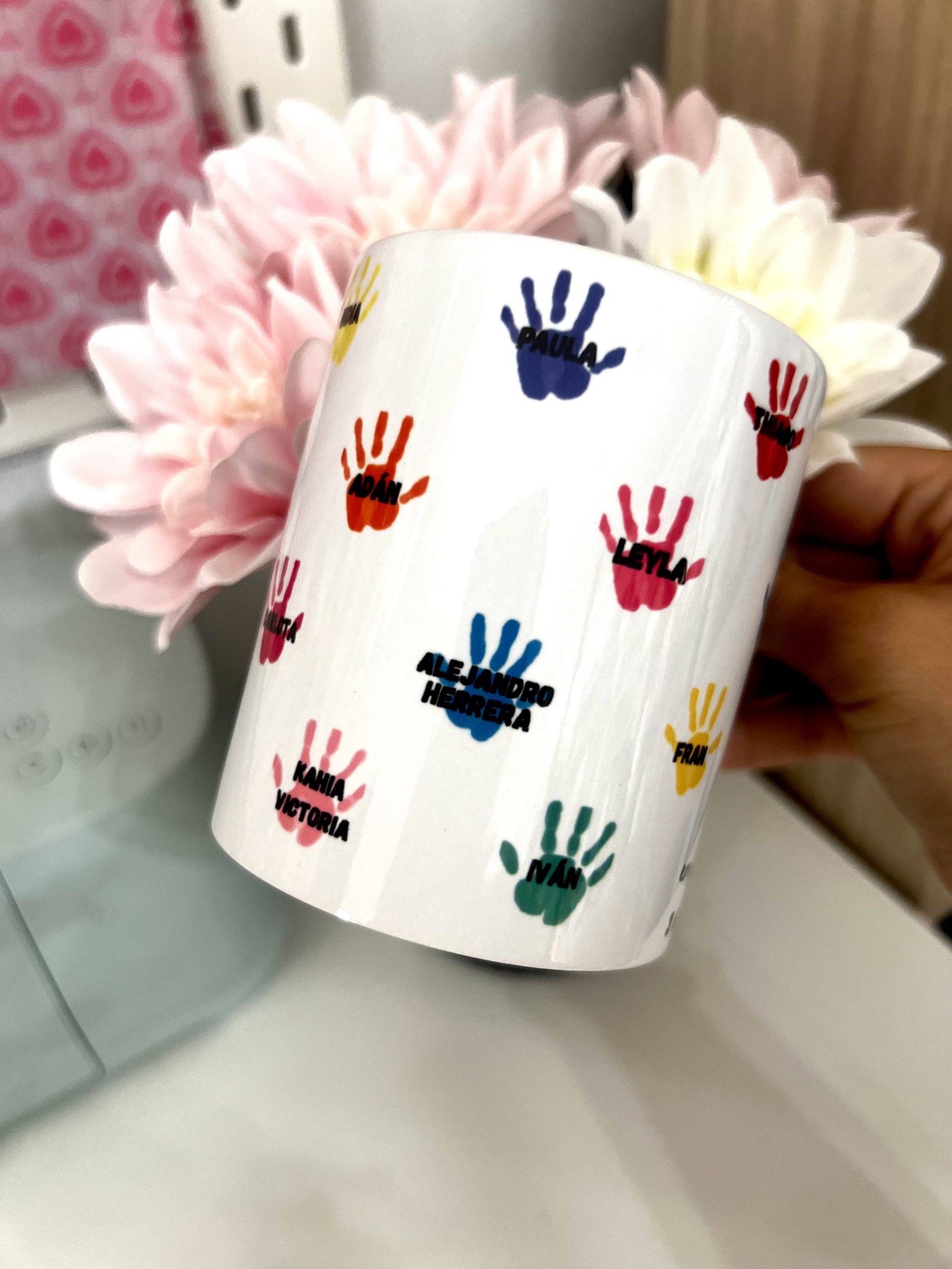 TAZA HUELLAS CLASE COLORES frase - Imagen 2