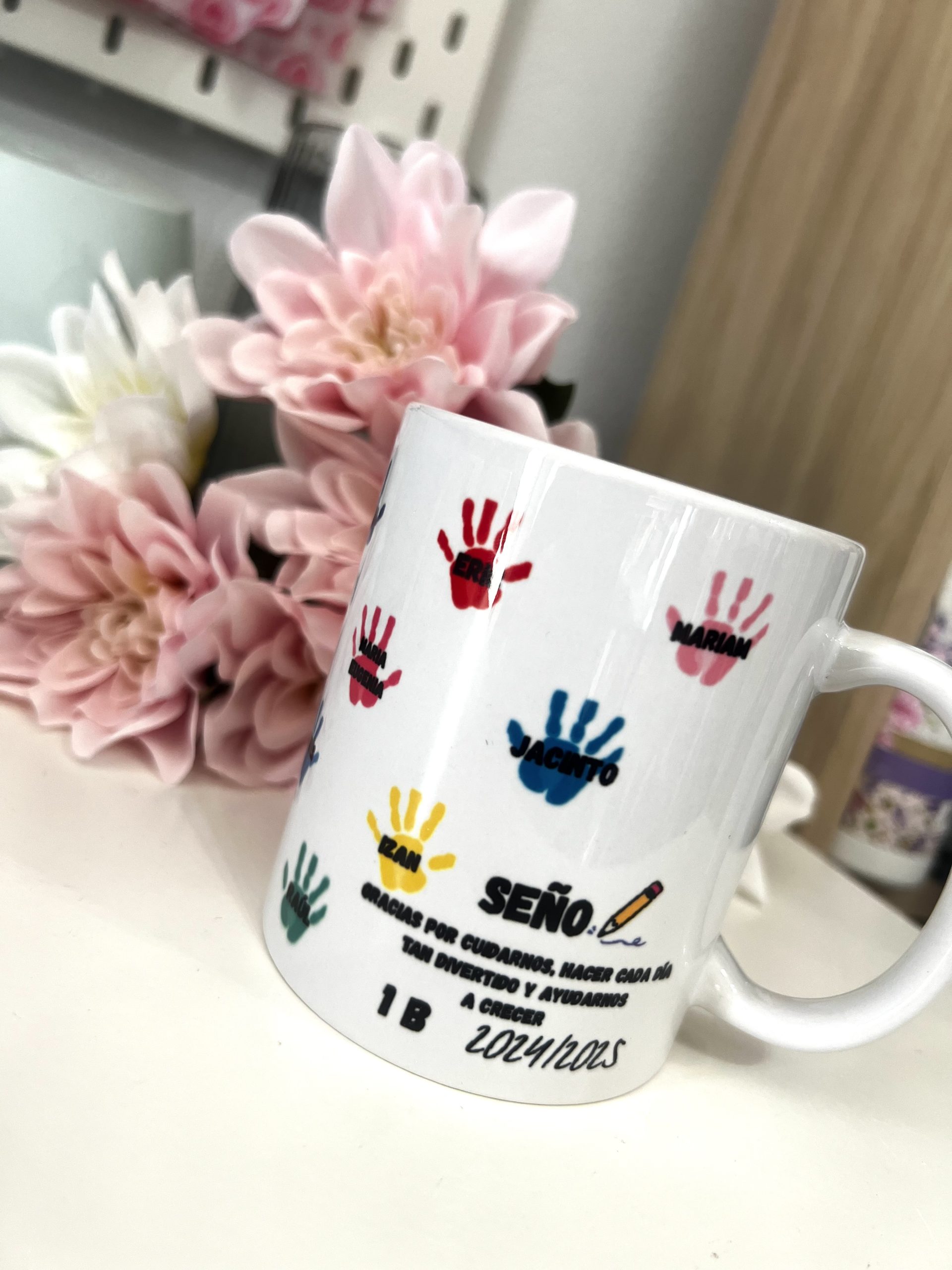 TAZA HUELLAS CLASE COLORES frase