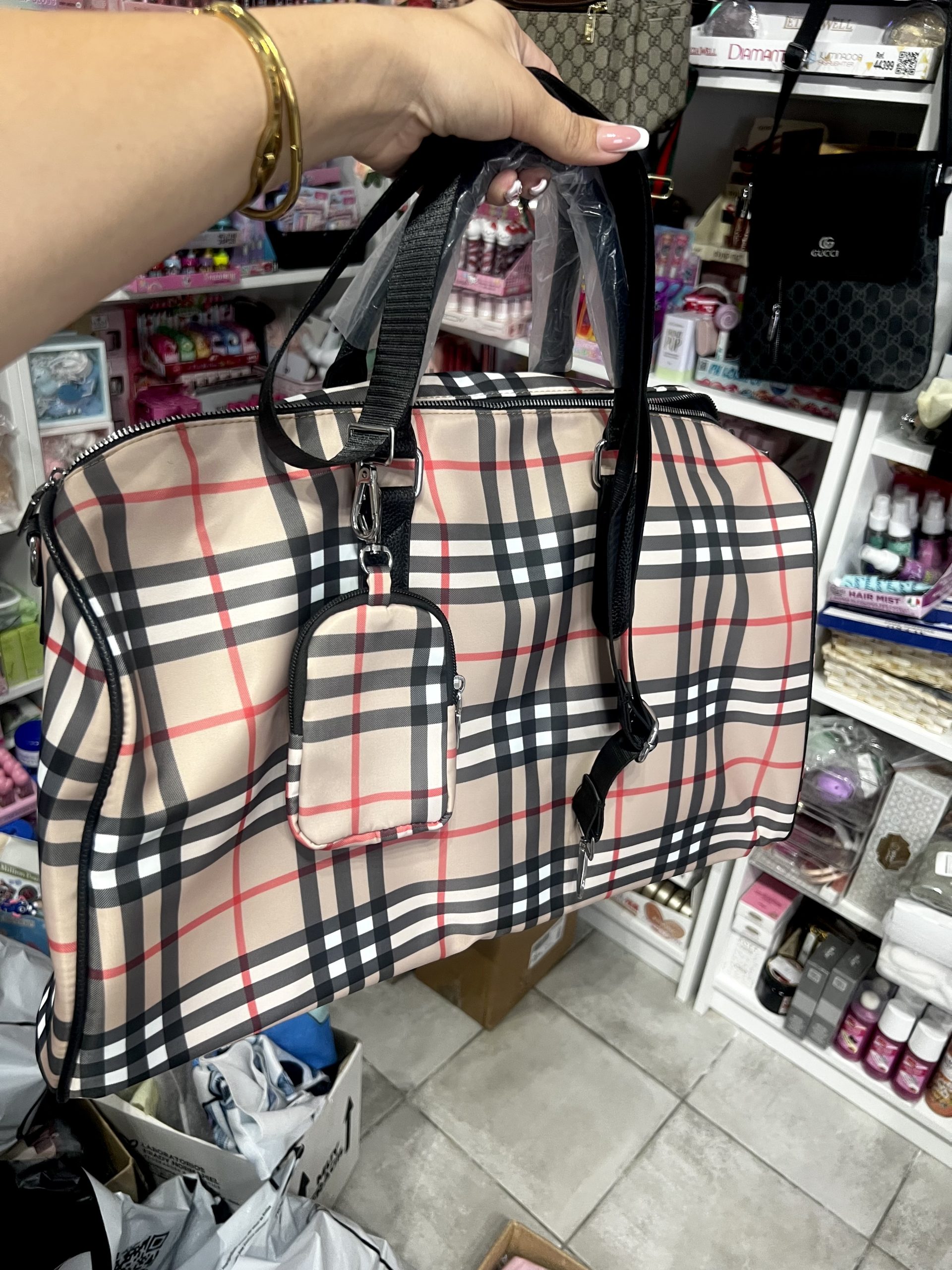 BOLSO VIAJE INSPIRACION BURBERR CON ASAS PARA COLGAR - Imagen 2