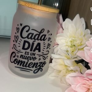 TAZA DE VIDRIO 400 ML (CADA DÍA ES UN NUEVO COMIENZO)