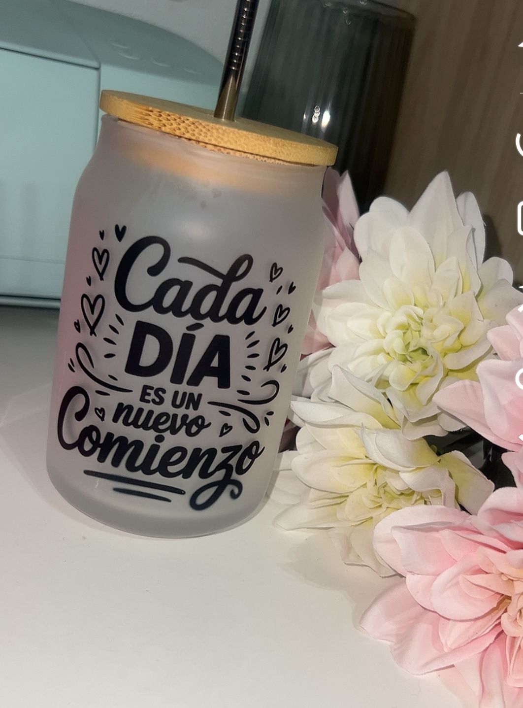 TAZA DE VIDRIO 400 ML (CADA DÍA ES UN NUEVO COMIENZO)